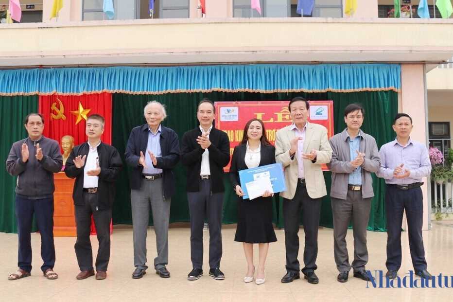 Đoàn công tác Tạp chí Nhà Đầu tư trao 100 triệu đồng học bổng tại Hà Tĩnh