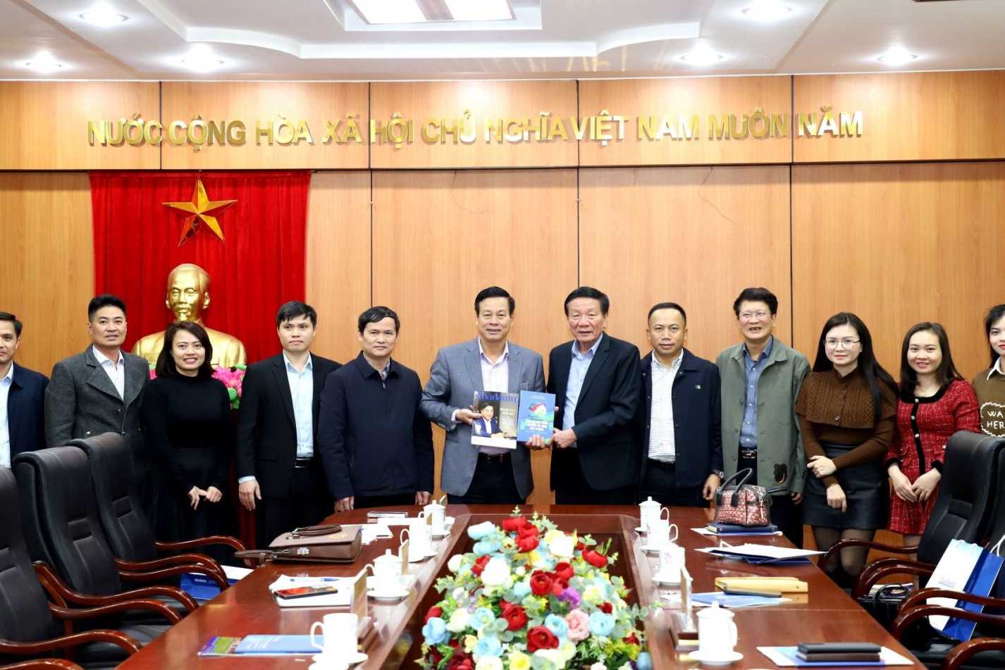 Chủ tịch UBND tỉnh Nguyễn Văn Sơn làm việc với đoàn công tác Tạp chí Nhà đầu tư