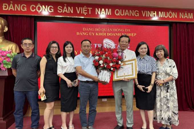 Chủ tịch VAFIE, nguyên Tổng biên tập Tạp chí Nhà đầu tư nhận huy hiệu 45 năm tuổi Đảng