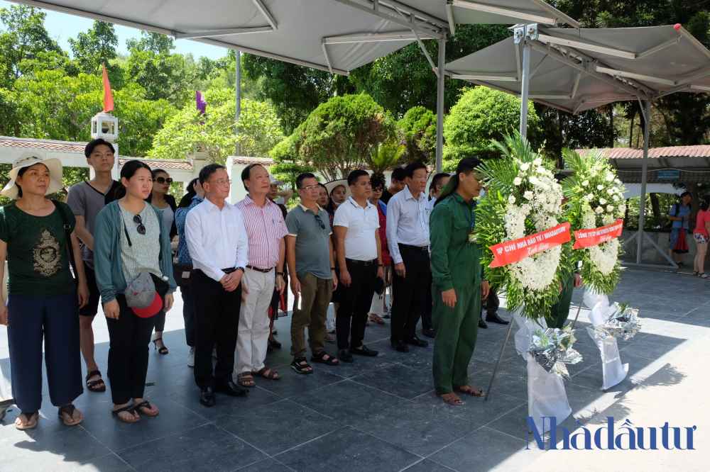 Hiệp hội Doanh nghiệp đầu tư nước ngoài và Tạp chí Nhà đầu tư dâng hương tại Khu di tích Ngã ba Đồng Lộc
