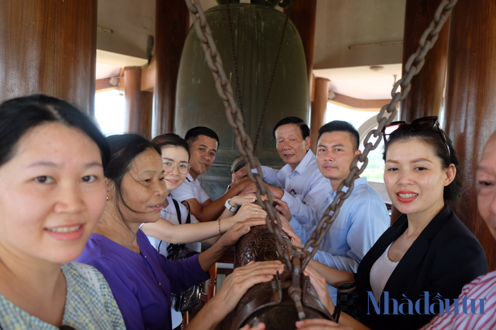 Hiệp hội Doanh nghiệp đầu tư nước ngoài và Tạp chí Nhà đầu tư dâng hương tại Khu di tích Ngã ba Đồng Lộc