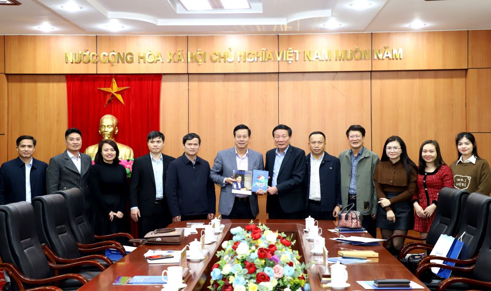Đoàn công tác tặng sách cho Chủ tịch UBND tỉnh Nguyễn Văn Sơn và lãnh đạo các sở, ngành.