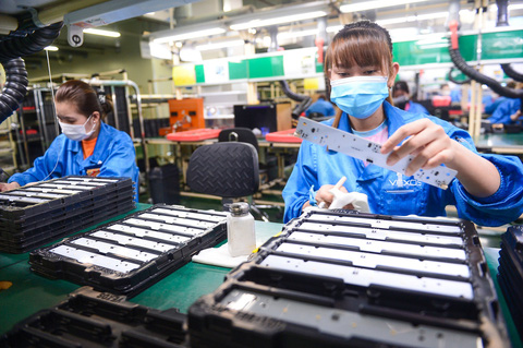 Công nhân làm việc tại Công ty Vexos (100% vốn nước ngoài) trong Khu chế xuất Tân Thuận (quận 7, TP.HCM) - Ảnh: QUANG ĐỊNH